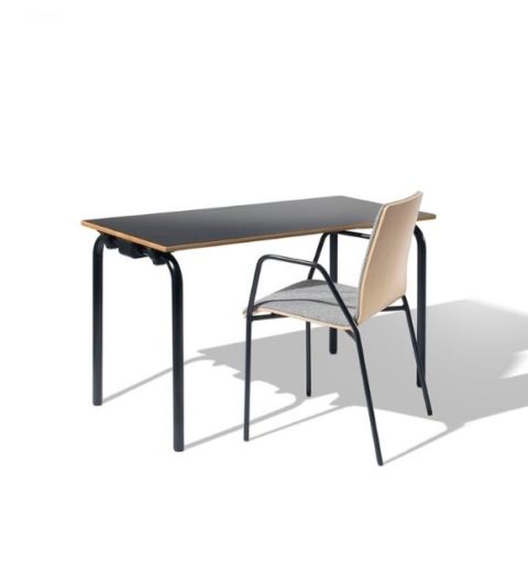 MSM Tisch Modell 224, Tischplatte und Gestell schwarz in Kombination mit schwarzem Stuhl