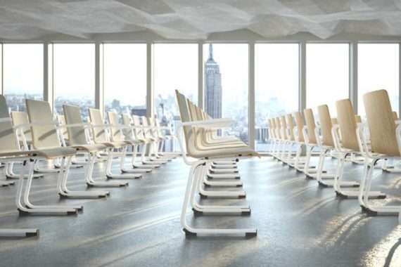 MSM Stapelstuhl Serie 3100 C Fuß Gestell weiß und Sitzschale Holz in großem Seminarraum