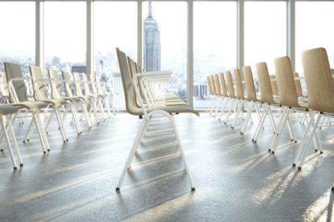 MSM Stapelstuhl Serie 3200 Gestell weiß und Sitzschale Holz Vorderseite gepolstert in großem Seminarraum