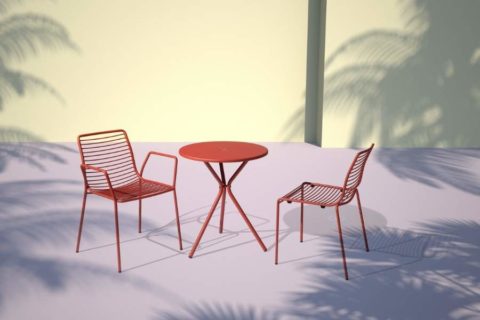 MSM Stuhl und Tisch Modell Margarete Outdoor mit Gestell Volldraht rot in Innenhof