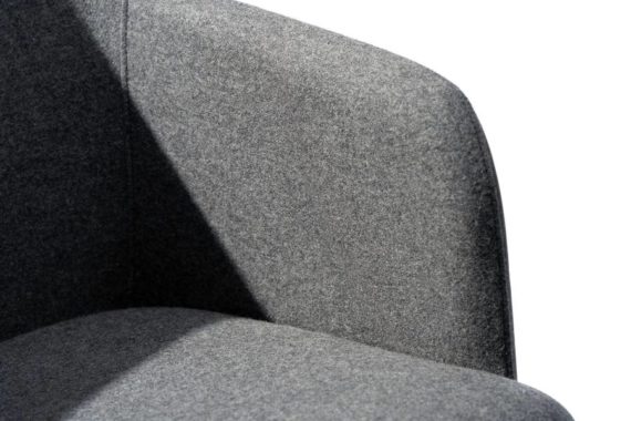 MSM Form & Furniture Modell Klara, Lounge- und Konferenzstuhl, vollgepolsterte Sitzschale im Detail, grauer Stoff