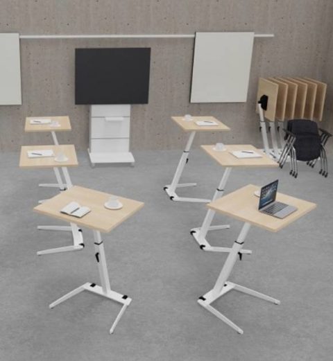 MSM Single Table, multifunktionaler Tisch, Tischplatte weiß und kippbar, Gestell Chrom, im Meetingraum angeordnet